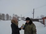 Библиотекарь Центральной усадьбы совх. «Уваровский» провела поздравительную уличную акцию, приуроченную ко Дню защитника Отечества