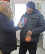 Библиотекарь Центральной усадьбы совх. «Уваровский» провела поздравительную уличную акцию, приуроченную ко Дню защитника Отечества